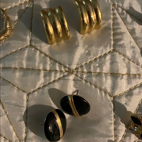 👀👀6 prs of vintage Avon earrings -pierced ears - Picture 5 of 5